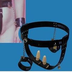Черный женский пояс верности с двумя пробками и наручниками IXI140011 фото